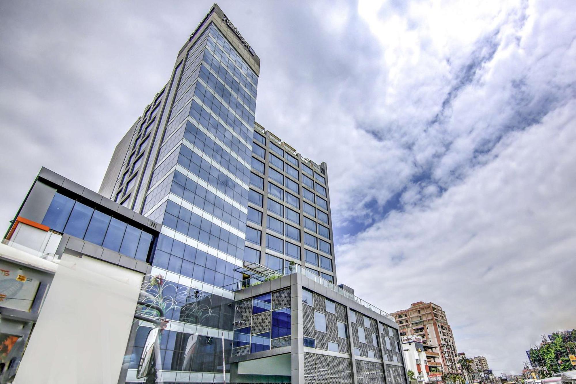 Отель Radisson Blu Горакхпур Экстерьер фото