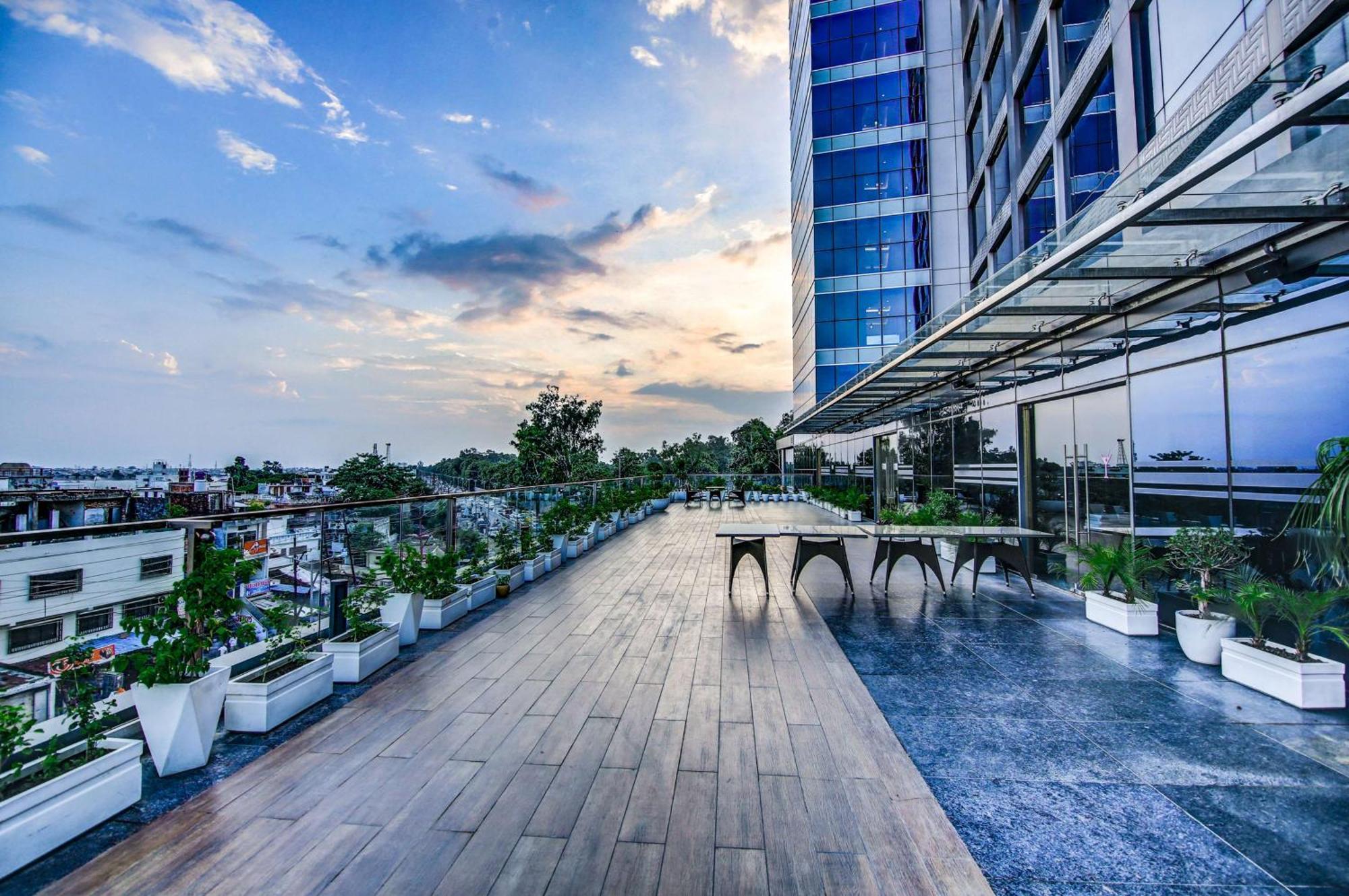 Отель Radisson Blu Горакхпур Экстерьер фото